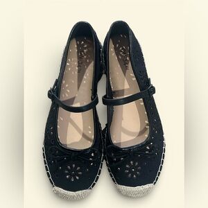 On 34th
Cassiee Espadrille Flats 🖤